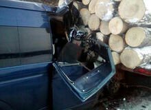 Маршрутка Toyota Hiace врезалась в груженый лесовоз КамАЗ, который сломался и остановился на дороге