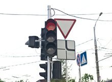 Как рассказал директор департамента дорожного хозяйства Владимир Архипов, старые светофоры заменят на новые