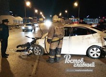 Вечером 3 марта за Ворошиловским мостом произошло ДТП, по словам очевидцев, автомобиль врезался в отбойник.