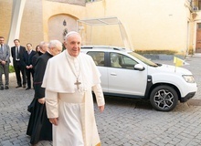 Dacia, принадлежащая Renault, сделала особую версию внедорожника Duster, которая предназначена для Папы Римского Франциска