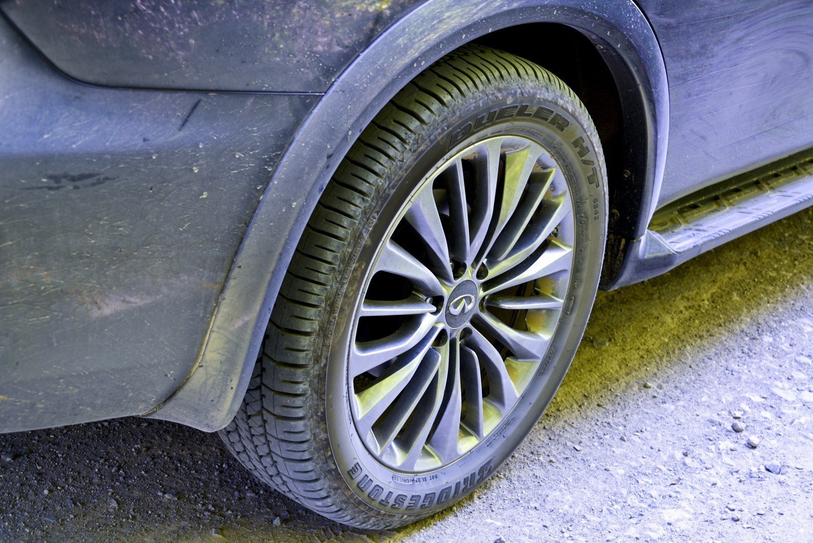 Bridgestone выпустил для обновлённого Infiniti QX80 эксклюзивную модель шин - с мягким внешним ободом. Лучше всего эта резина чувствует себя на песке, но и гравий проглатывает хорошо.