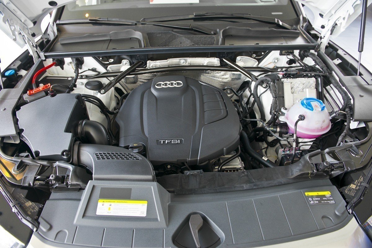 Под капотом нашего испытуемого Audi Q5 расположился 2,0-литровый мотор мощностью 249 лошадиных сил (2.0 TFSI quattro S tronic)