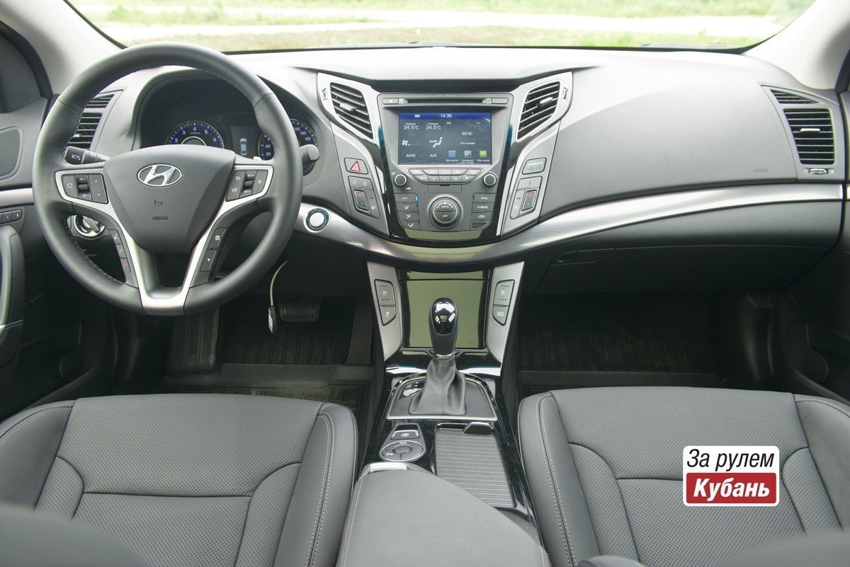 В салоне обновленного Hyundai i40 скучно также не будет. Новинка получила ряд новых высококачественных материалов отделки и технических интересностей.