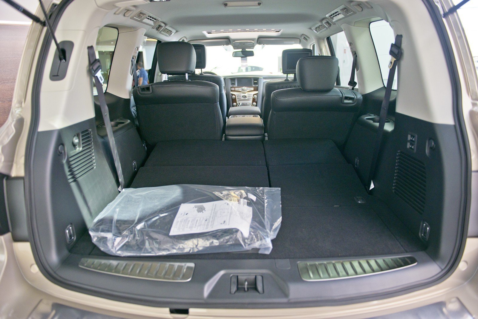 Багажник нового QX80 достиг калибра, достойного иной коммерческой техники: 1404 литра при сложенном третьем ряде сидений и 2693 - если опустить спинки второго.