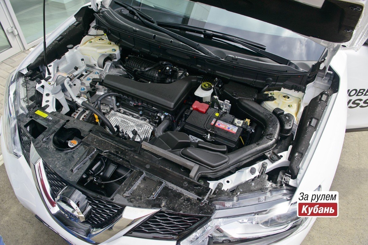Под капотом трудился мотор объемом 2,5 литра мощностью 171 лошадиная сила. Это самый мощный двигатель в линейке агрегатов Nissan X-Trail.